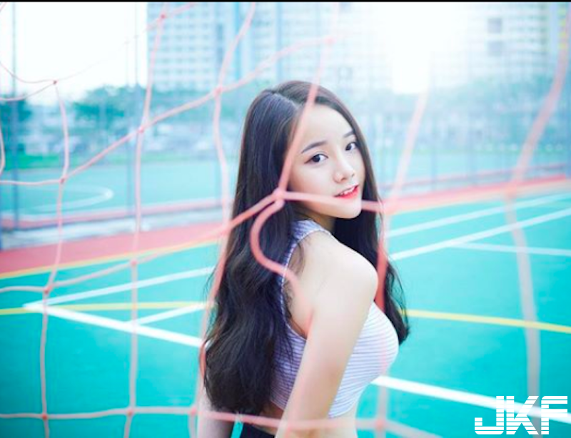 Ｓ型好身材！「白皙大奶妹」美乳藏不住！換上運動裝更火辣性感！