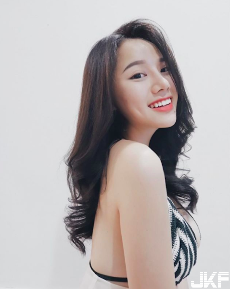 Ｓ型好身材！「白皙大奶妹」美乳藏不住！換上運動裝更火辣性感！