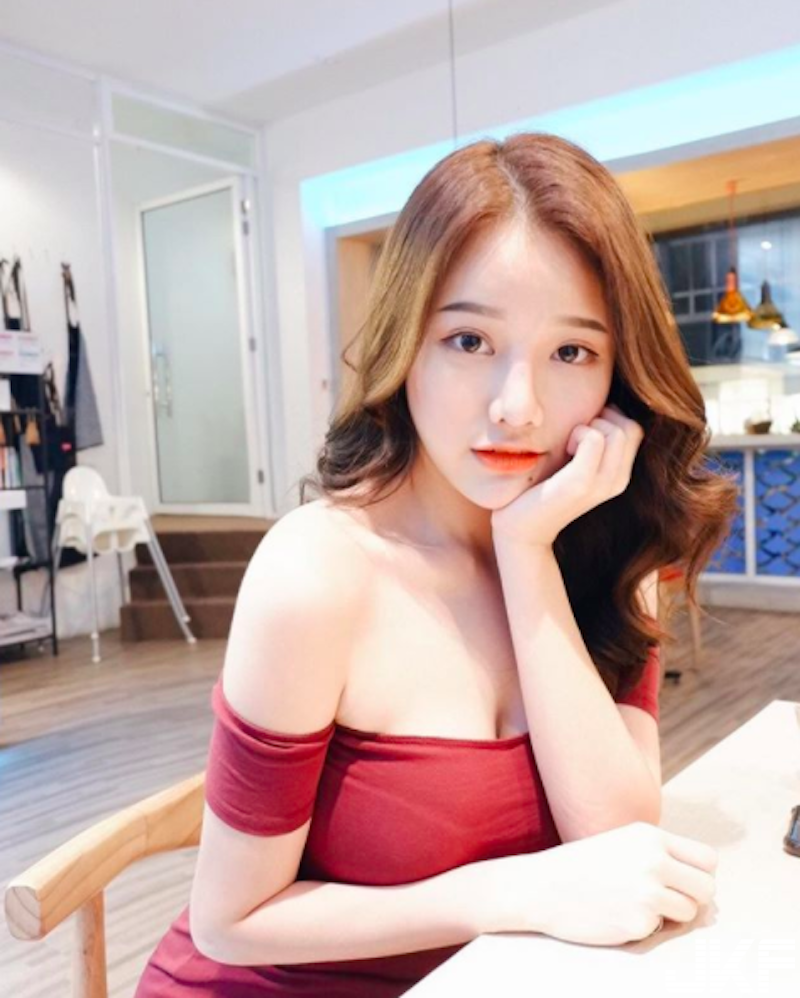Ｓ型好身材！「白皙大奶妹」美乳藏不住！換上運動裝更火辣性感！