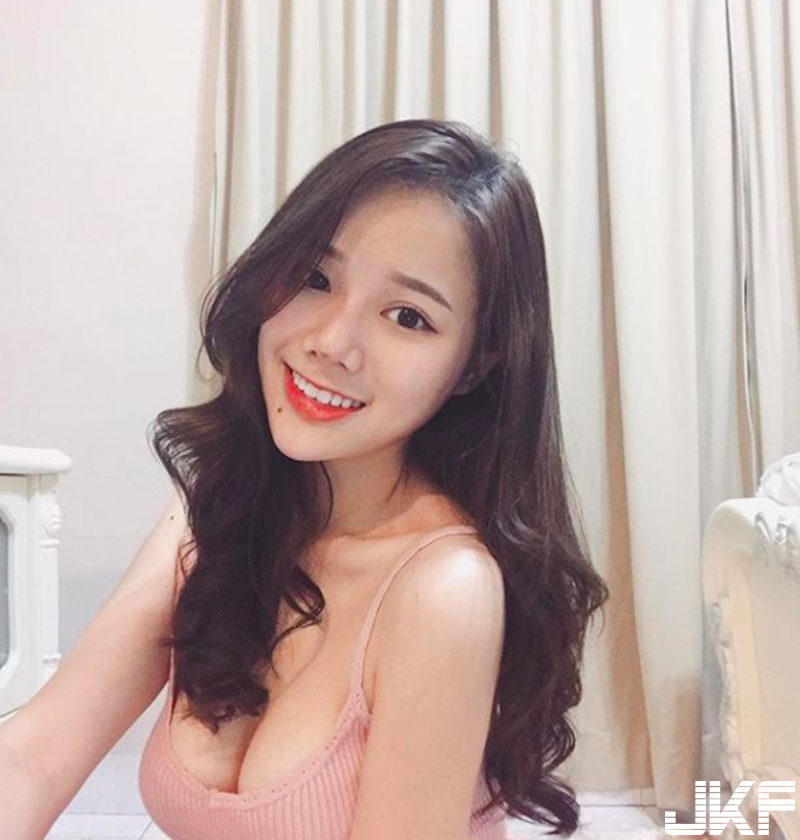 Ｓ型好身材！「白皙大奶妹」美乳藏不住！換上運動裝更火辣性感！