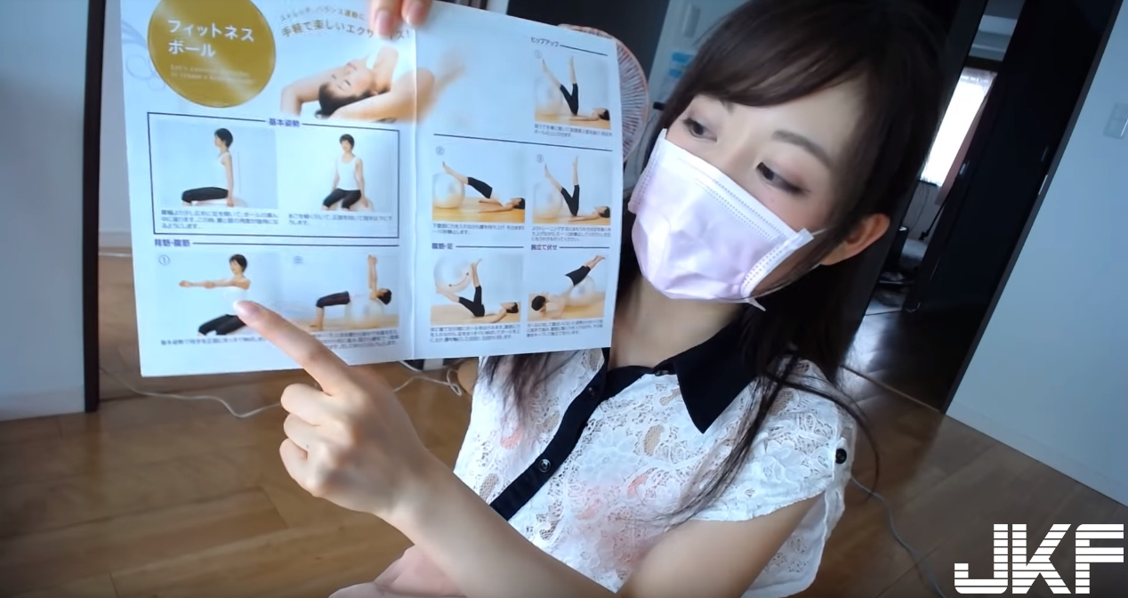 日本「神秘口罩妹」YouTuber故意穿短裙示範瑜珈動作！不露臉只露小褲褲！