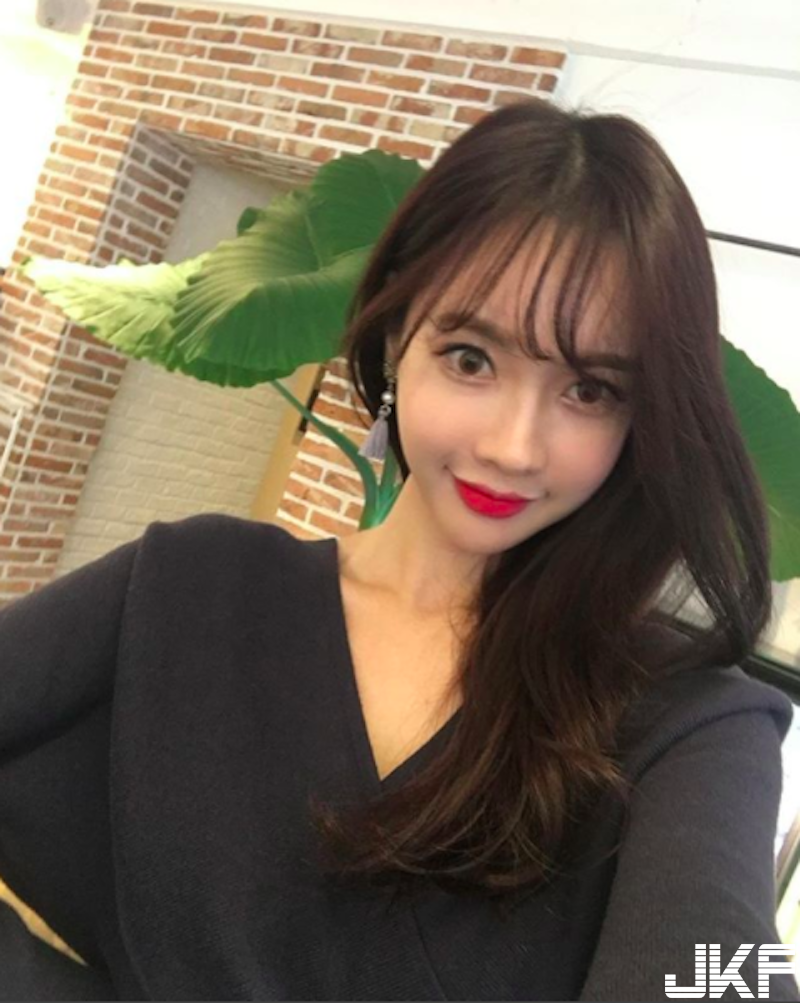 奶比頭大！「白嫩大胸妹」衣服好緊繃！背影「性感曲線」秒殺一片人！