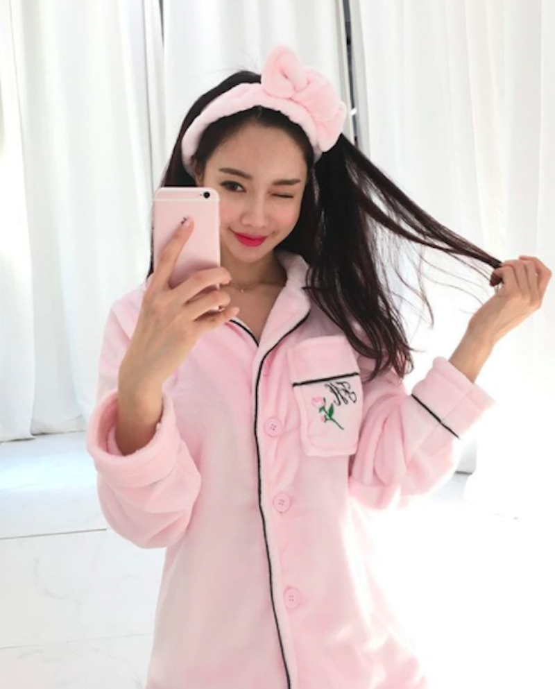 奶比頭大！「白嫩大胸妹」衣服好緊繃！背影「性感曲線」秒殺一片人！