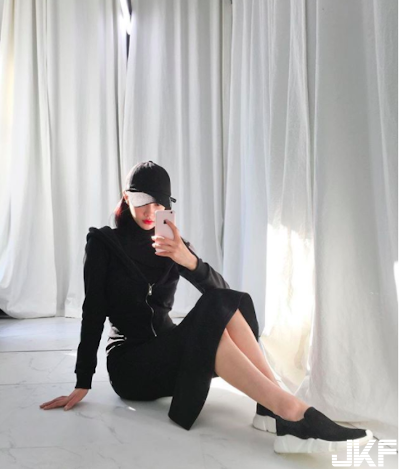 奶比頭大！「白嫩大胸妹」衣服好緊繃！背影「性感曲線」秒殺一片人！