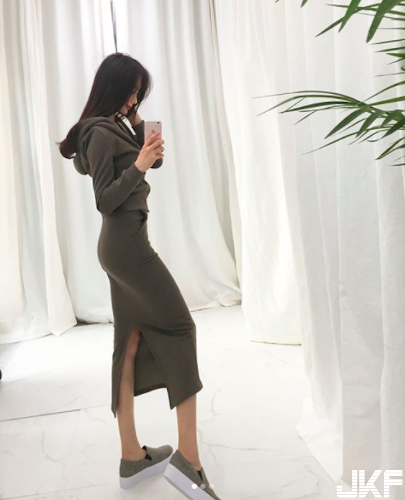 奶比頭大！「白嫩大胸妹」衣服好緊繃！背影「性感曲線」秒殺一片人！