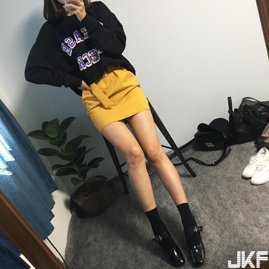 「戀愛系少女」出沒！超短裙大秀「不科學美腿」嫩白肌乍現，讓人戀愛啦！