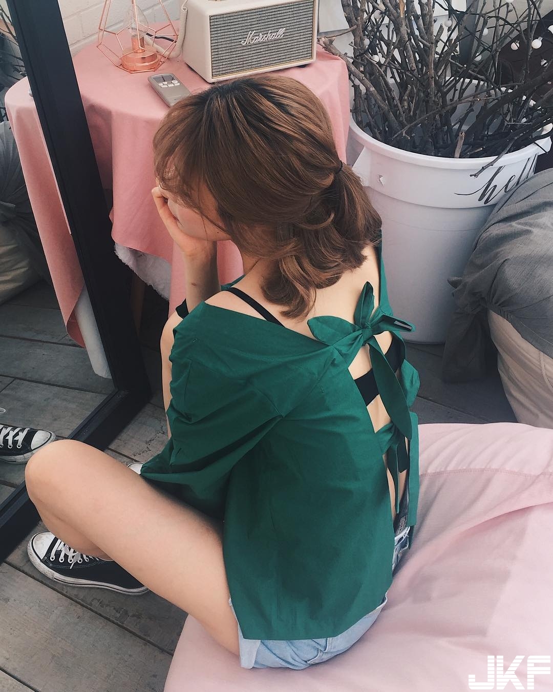 「戀愛系少女」出沒！超短裙大秀「不科學美腿」嫩白肌乍現，讓人戀愛啦！
