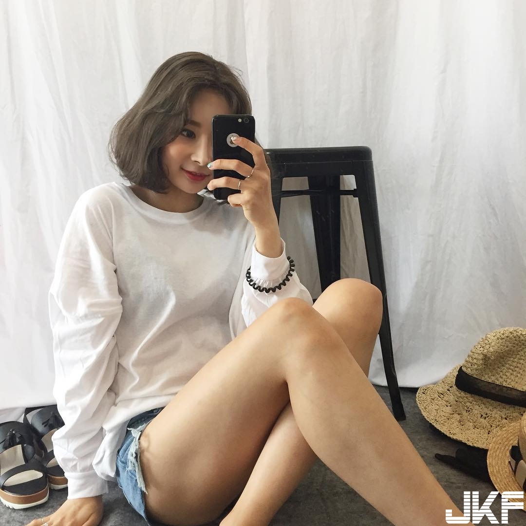 「戀愛系少女」出沒！超短裙大秀「不科學美腿」嫩白肌乍現，讓人戀愛啦！