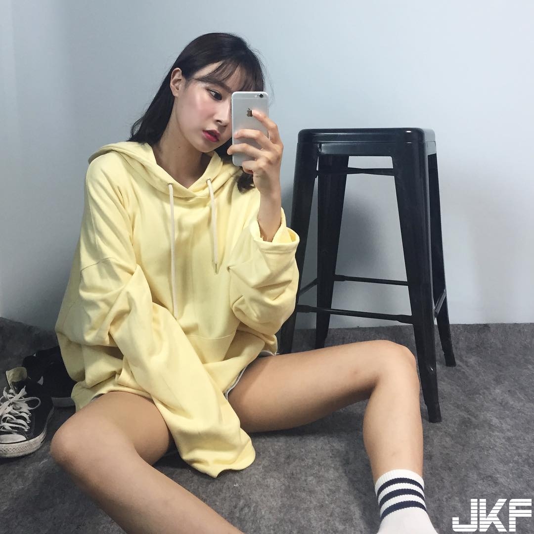 「戀愛系少女」出沒！超短裙大秀「不科學美腿」嫩白肌乍現，讓人戀愛啦！