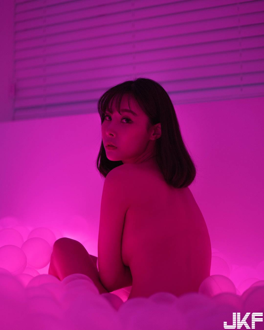 「戀愛系少女」出沒！超短裙大秀「不科學美腿」嫩白肌乍現，讓人戀愛啦！