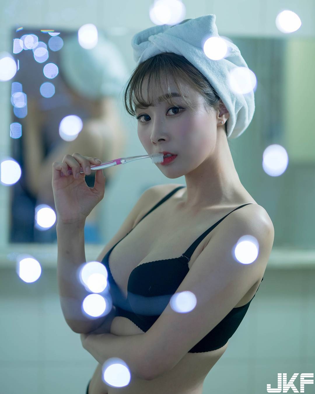 「戀愛系少女」出沒！超短裙大秀「不科學美腿」嫩白肌乍現，讓人戀愛啦！