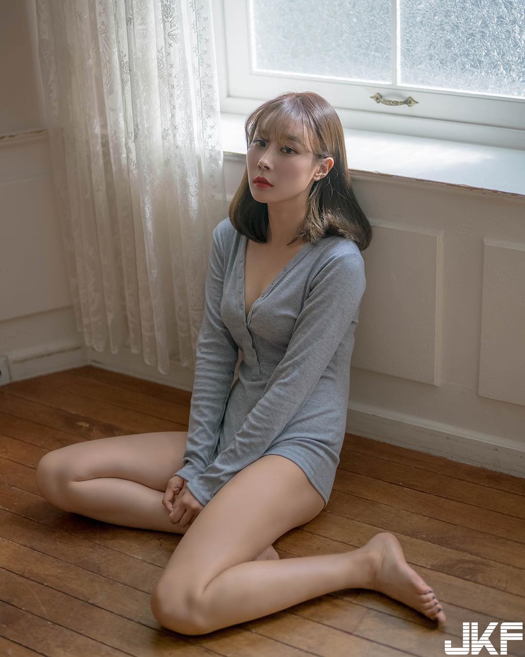 「戀愛系少女」出沒！超短裙大秀「不科學美腿」嫩白肌乍現，讓人戀愛啦！