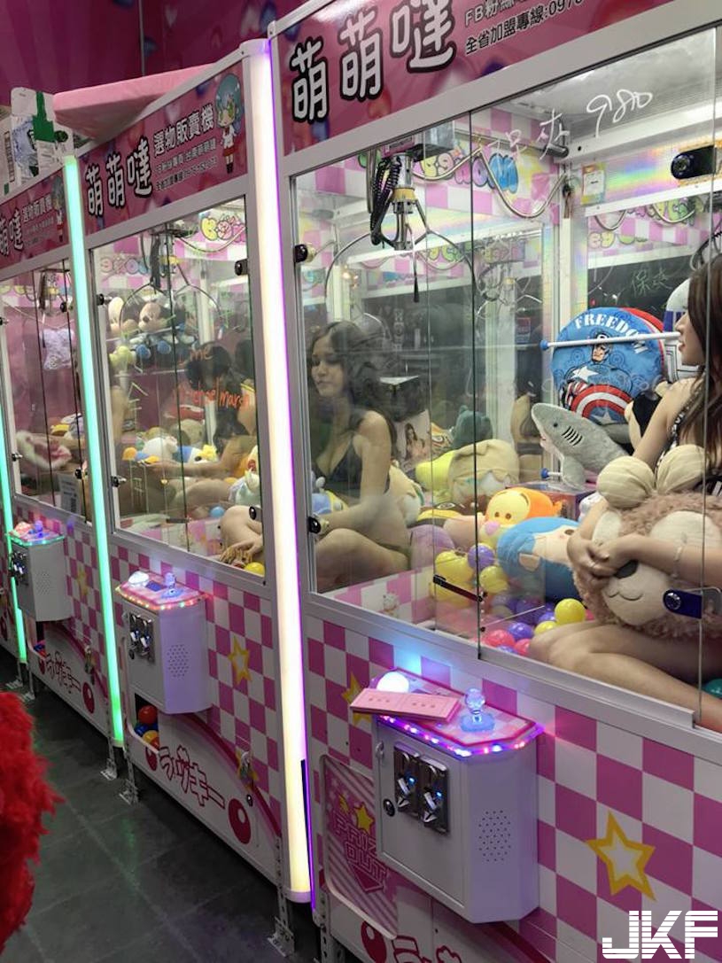 好狂！台灣夾娃娃機「爆乳女店員」排好好讓你夾！超神猛「服務畫面」讓客人好興奮啊…