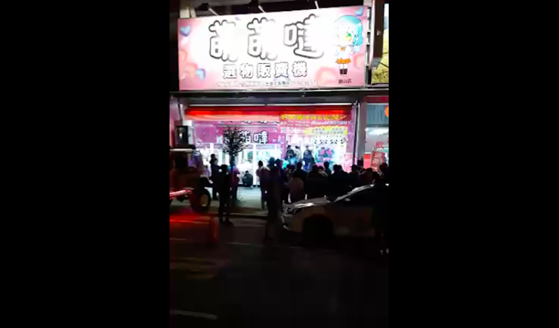 好狂！台灣夾娃娃機「爆乳女店員」排好好讓你夾！超神猛「服務畫面」讓客人好興奮啊…