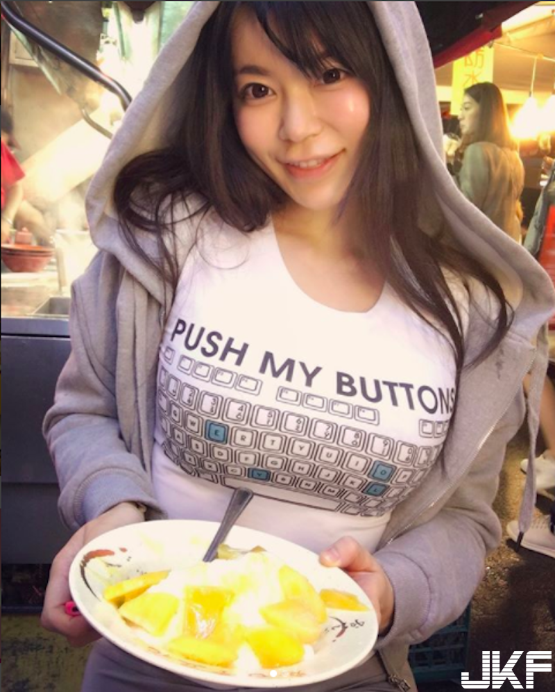 饒河街驚見「爆乳翹臀妹」！褲子下「曲線太明顯」！包緊緊卻看得好清楚啊！