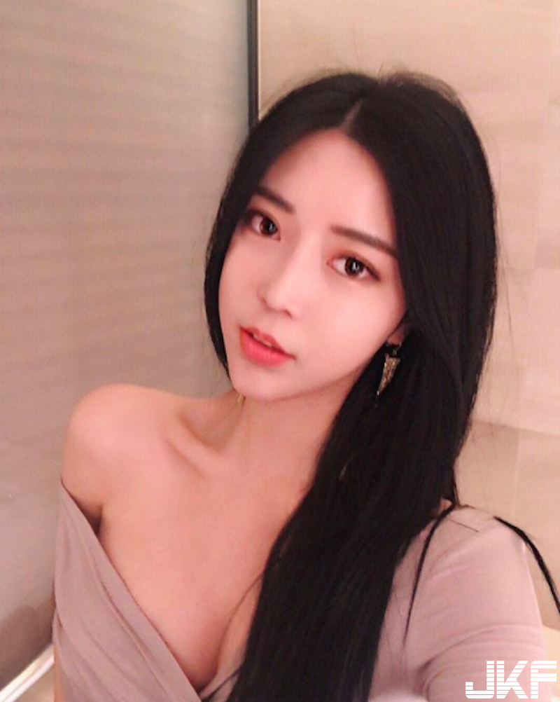 男人最愛！「大奶正妹」超Ｓ肉體曲線！「白嫩蜜大腿」讓人控制不住雙手！