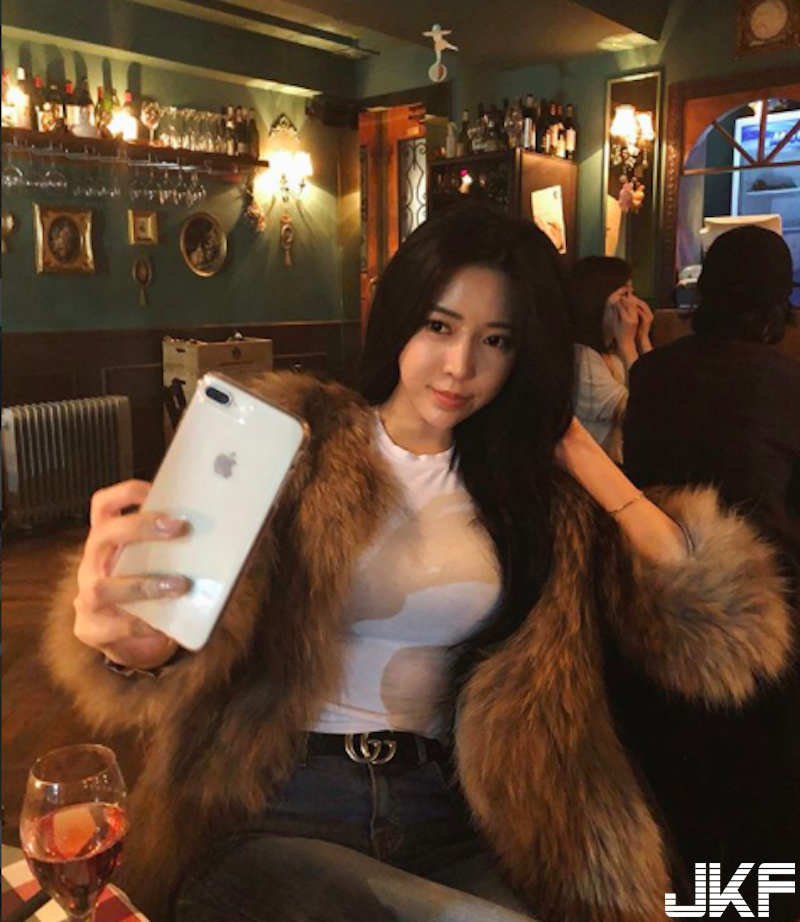 男人最愛！「大奶正妹」超Ｓ肉體曲線！「白嫩蜜大腿」讓人控制不住雙手！