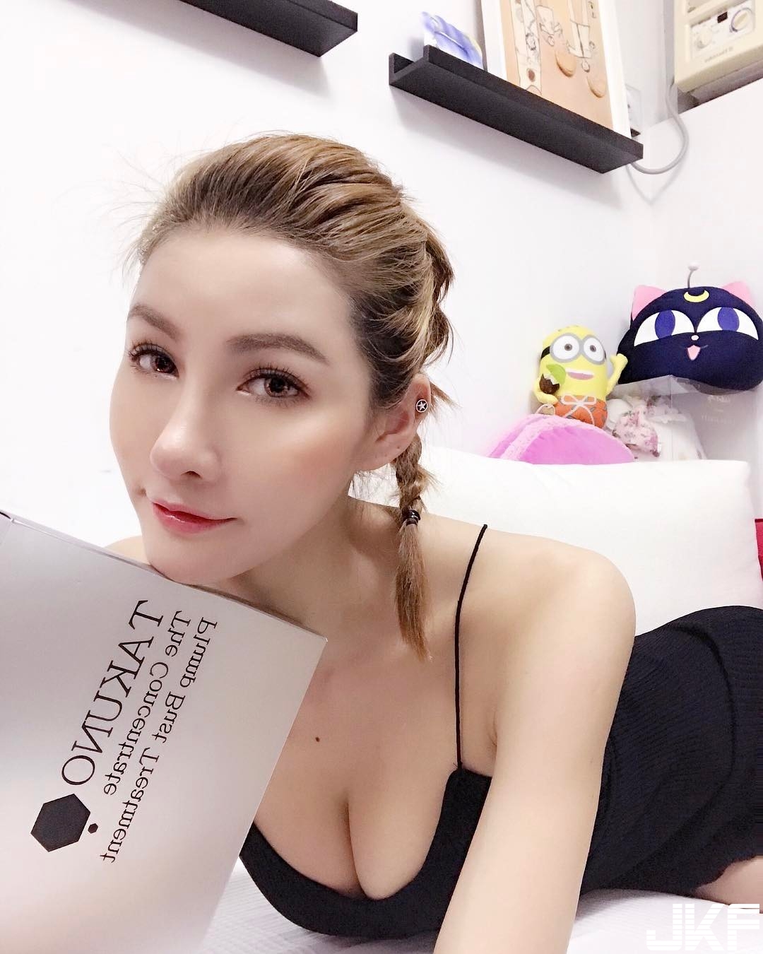 性感小辣貓DJ「Pussy Catz」逆天長腿占滿畫面！前有飽滿美乳，後現渾圓翹臀！