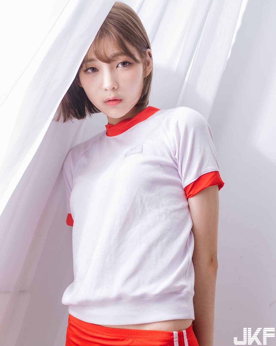 戀愛系少女出沒！妹子超短上衣大秀「白嫩蟻腰」，撩人姿勢讓人想一起洞刺洞