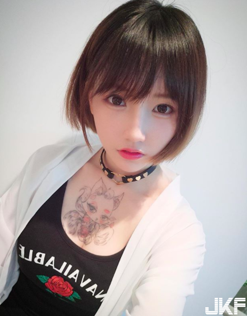 側乳賽高！「短髮美乳妹」衣服側邊好大洞！「圓圓軟軟」的乳球半顆跑出來啦！