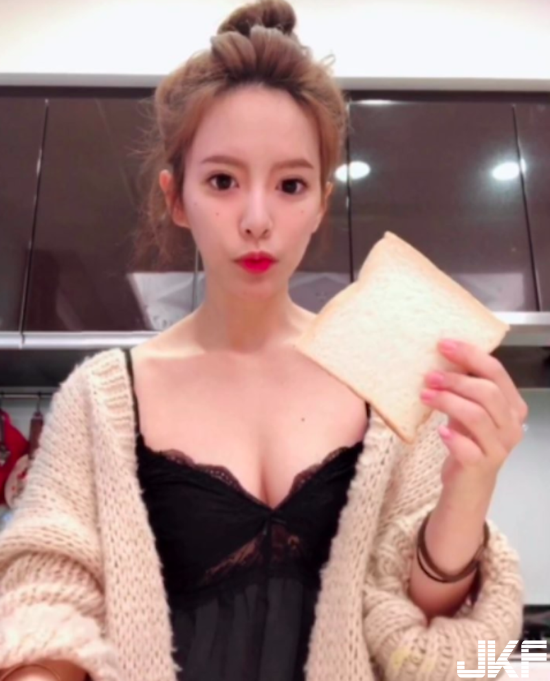 低胸睡衣「爆乳小廚娘」！自拍影片教你做餅乾！「渾圓白皙」麵團超搶鏡！