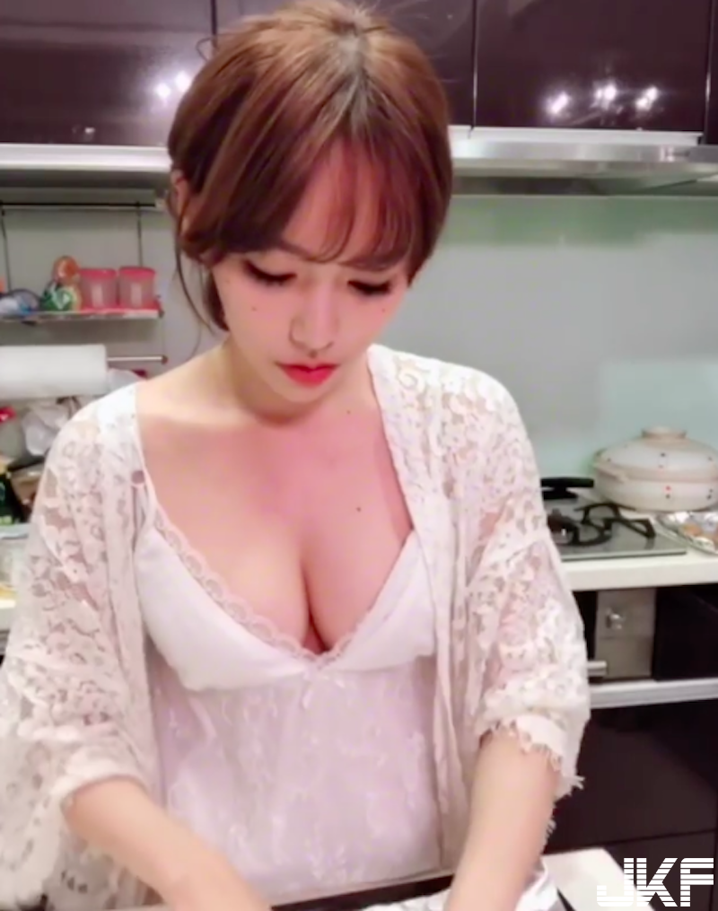 低胸睡衣「爆乳小廚娘」！自拍影片教你做餅乾！「渾圓白皙」麵團超搶鏡！