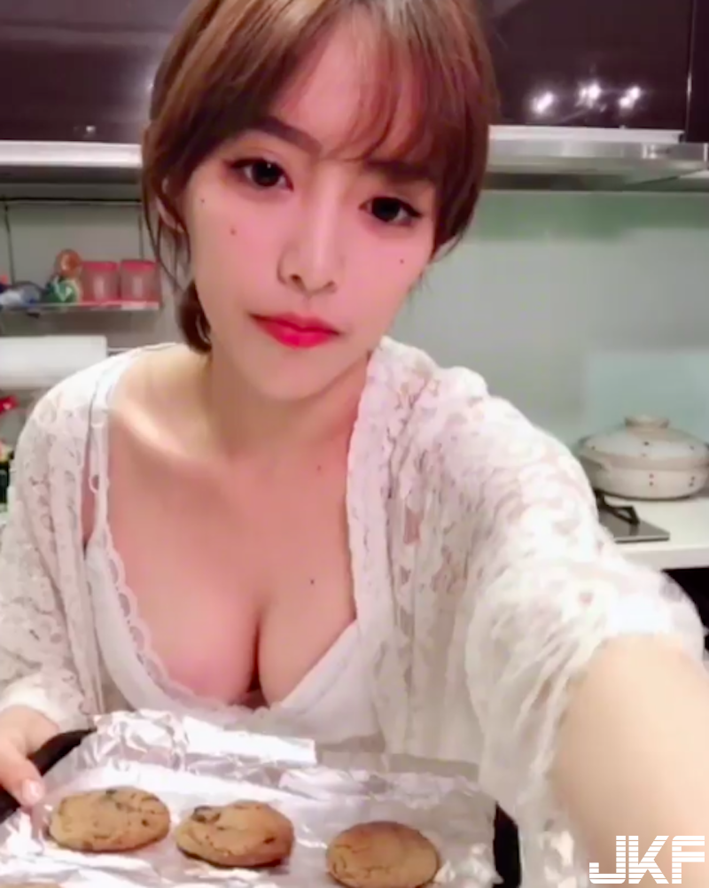 低胸睡衣「爆乳小廚娘」！自拍影片教你做餅乾！「渾圓白皙」麵團超搶鏡！