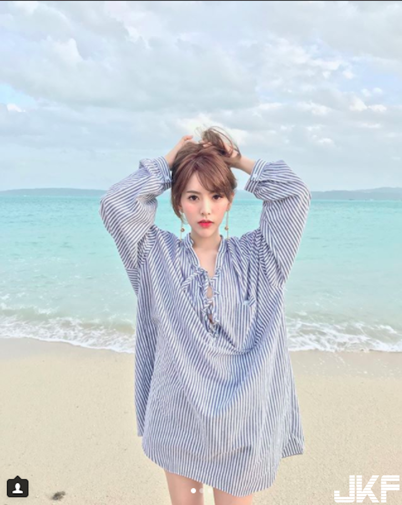 低胸睡衣「爆乳小廚娘」！自拍影片教你做餅乾！「渾圓白皙」麵團超搶鏡！