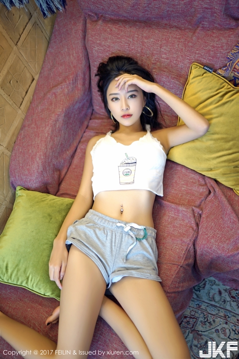 超火爆「男友視角」好養眼！正妹「白皙雪乳」迸出，頭頭快要藏不住！