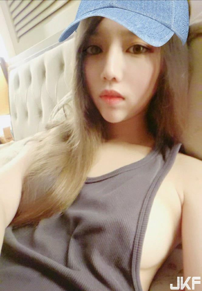 台灣最性感「大尺小狐狸」！正妹的「渾圓美乳」藏不住，都快從背心裡掉出來啦！