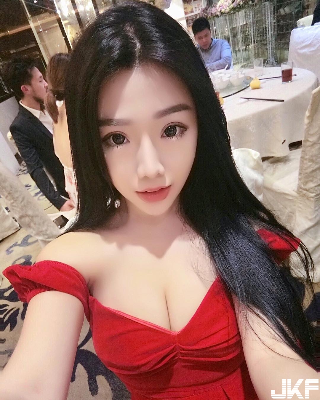 「巨乳大馬妹」整天炫奶！中路大開露出白嫩美乳　深溝好長一條啊&#8230;
