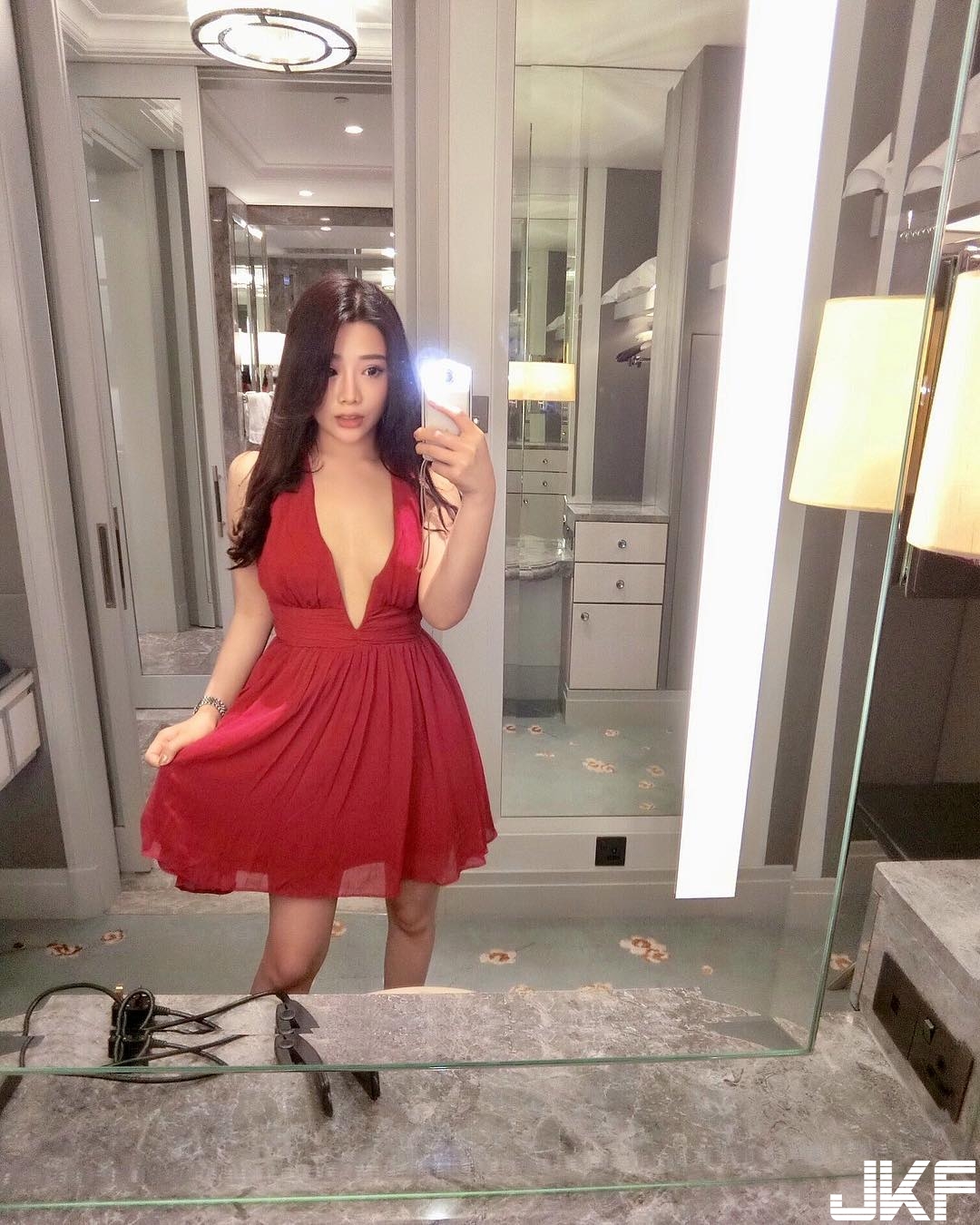 「巨乳大馬妹」整天炫奶！中路大開露出白嫩美乳　深溝好長一條啊&#8230;