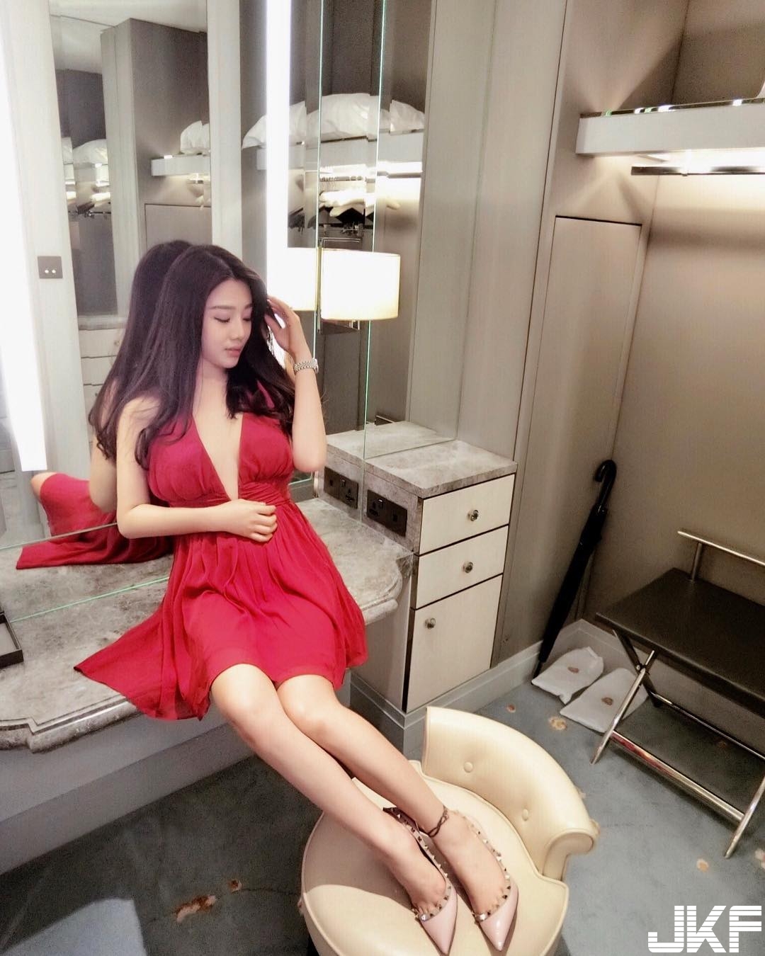 「巨乳大馬妹」整天炫奶！中路大開露出白嫩美乳　深溝好長一條啊&#8230;