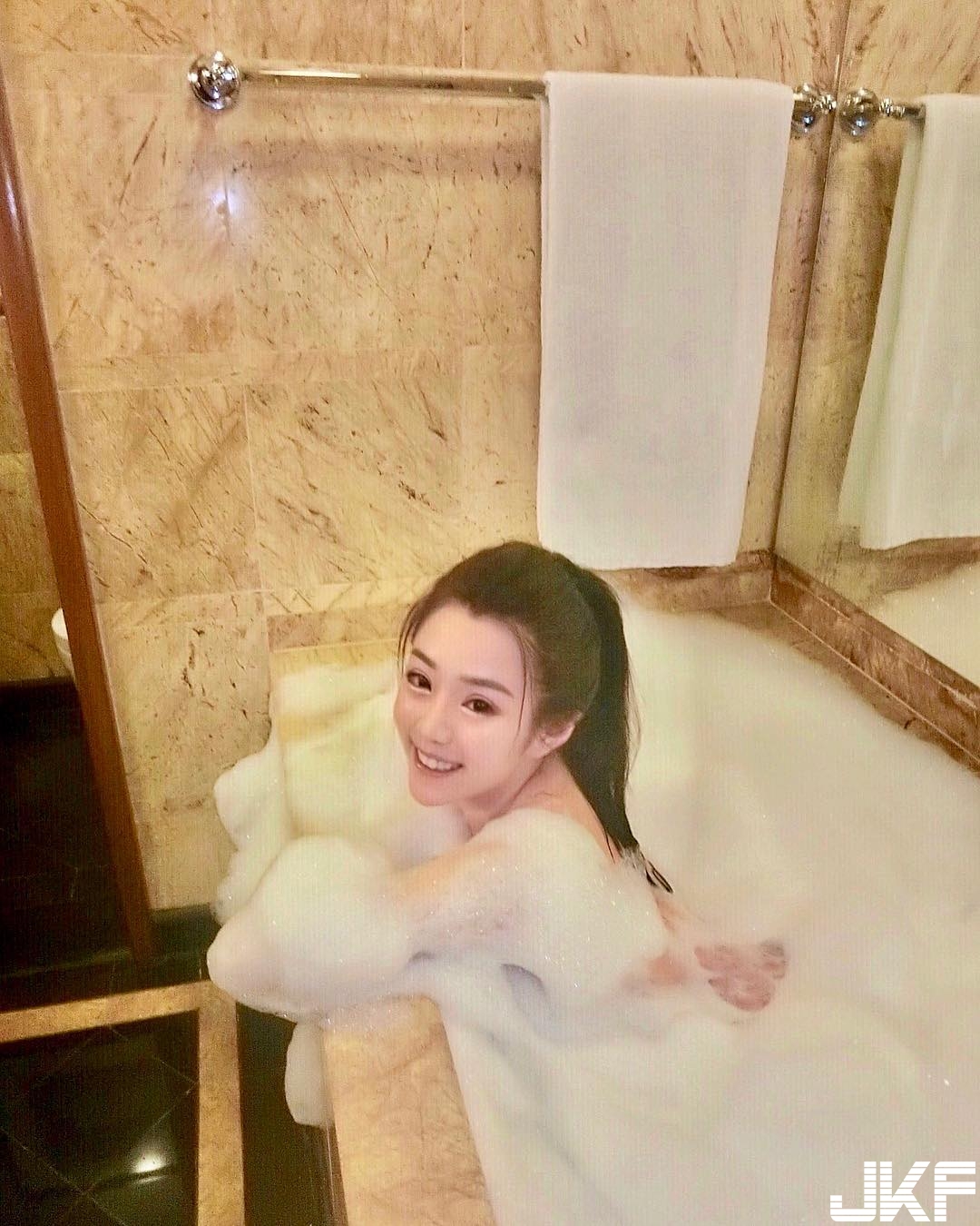「巨乳大馬妹」整天炫奶！中路大開露出白嫩美乳　深溝好長一條啊&#8230;