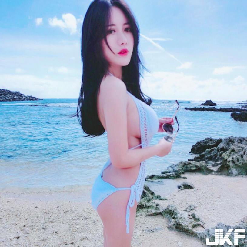 掉出來啦！「大奶妹」低頭玩沙不小心被「一覽無遺」!雪白形狀又圓又晃好明顯！