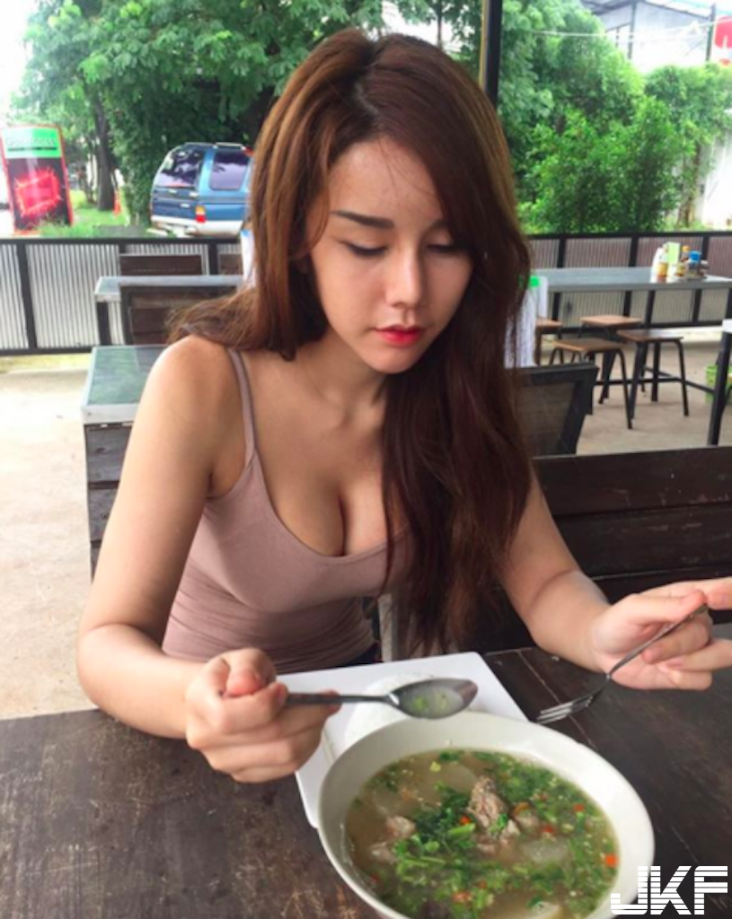 好大一碗！「超爆乳奶妹」E杯大胸有夠邪惡！極品身材的「害羞畫面」真的太猛…