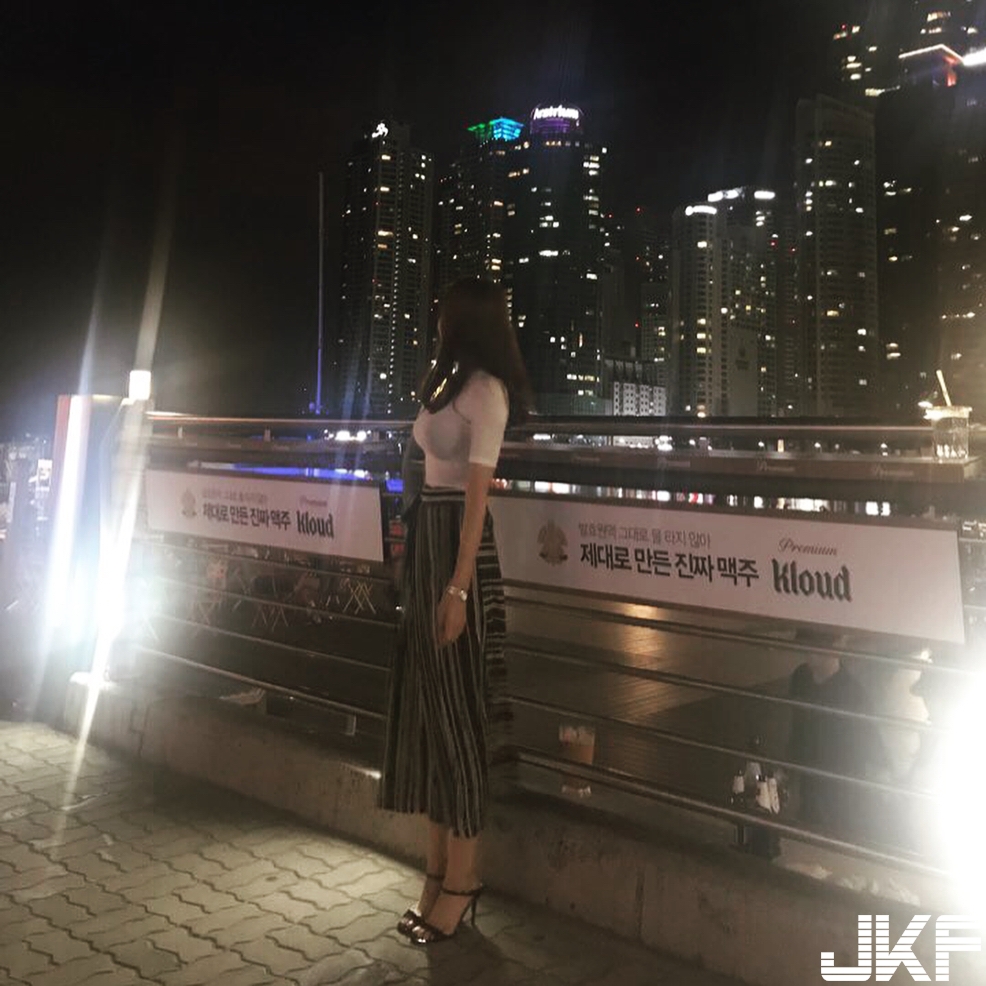 賣場捕獲「鄰家系女孩」！逆天美腿背影讓人戀愛，鏤空背心「隱乳」從旁溢出…