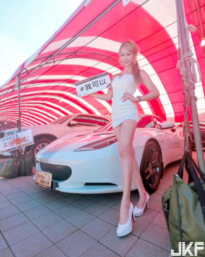 好壞！停車場驚見「爆乳小惡魔」低胸視角逼死人！邪惡的「白皙大圓乳」畫面太誘惑了…