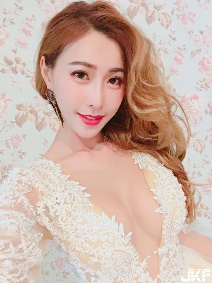 美乳女神「黃艾比」降臨耶誕城！化身性感耶誕老人，讓你單身耶誕夜不再被虐！