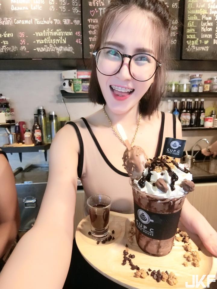 必朝聖！泰國咖啡店，滿滿正妹店員「低胸背心」還又甜死人的笑容，多看一眼就要蛀牙了