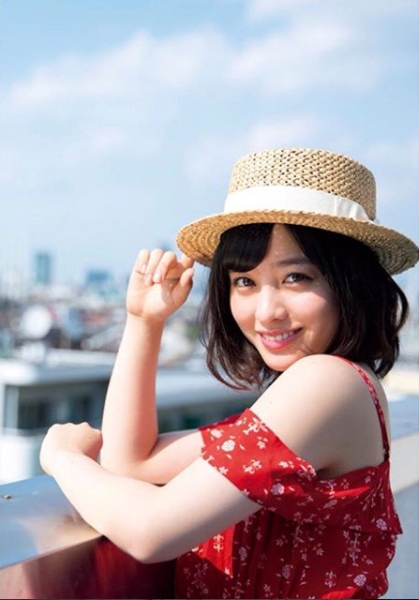 「千年一遇美少女」橋本環奈，穿上警察制服逆天童顏甜死人，「無死角」美顏讓人戀愛！