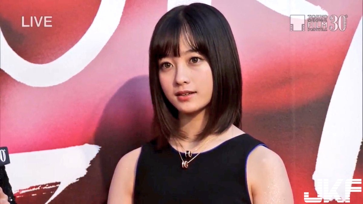 「千年一遇美少女」橋本環奈，穿上警察制服逆天童顏甜死人，「無死角」美顏讓人戀愛！