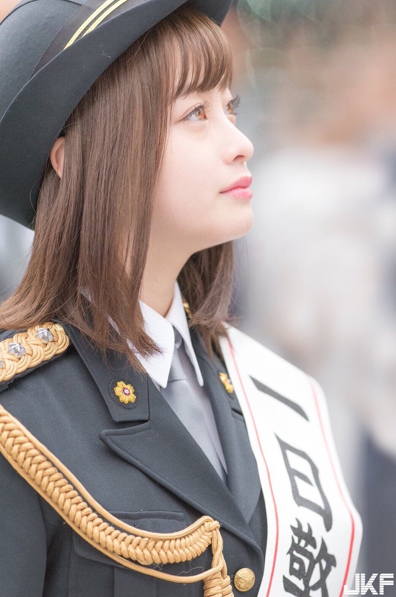 「千年一遇美少女」橋本環奈，穿上警察制服逆天童顏甜死人，「無死角」美顏讓人戀愛！