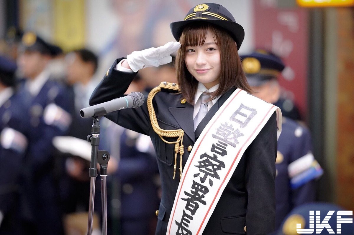 「千年一遇美少女」橋本環奈，穿上警察制服逆天童顏甜死人，「無死角」美顏讓人戀愛！