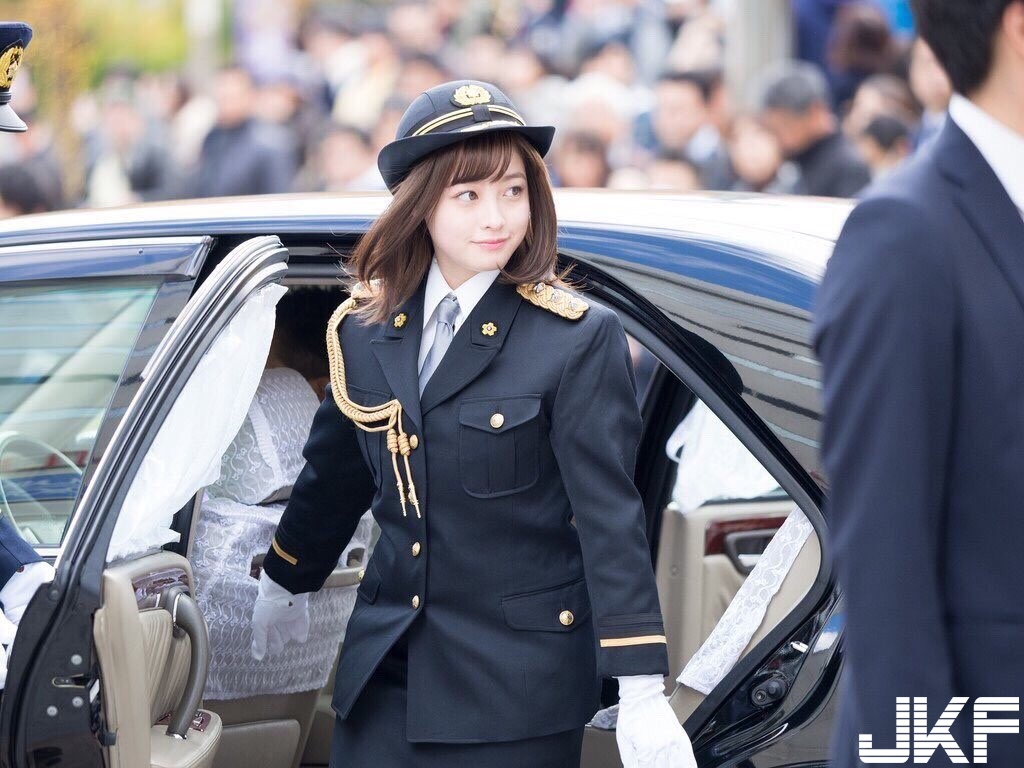 「千年一遇美少女」橋本環奈，穿上警察制服逆天童顏甜死人，「無死角」美顏讓人戀愛！