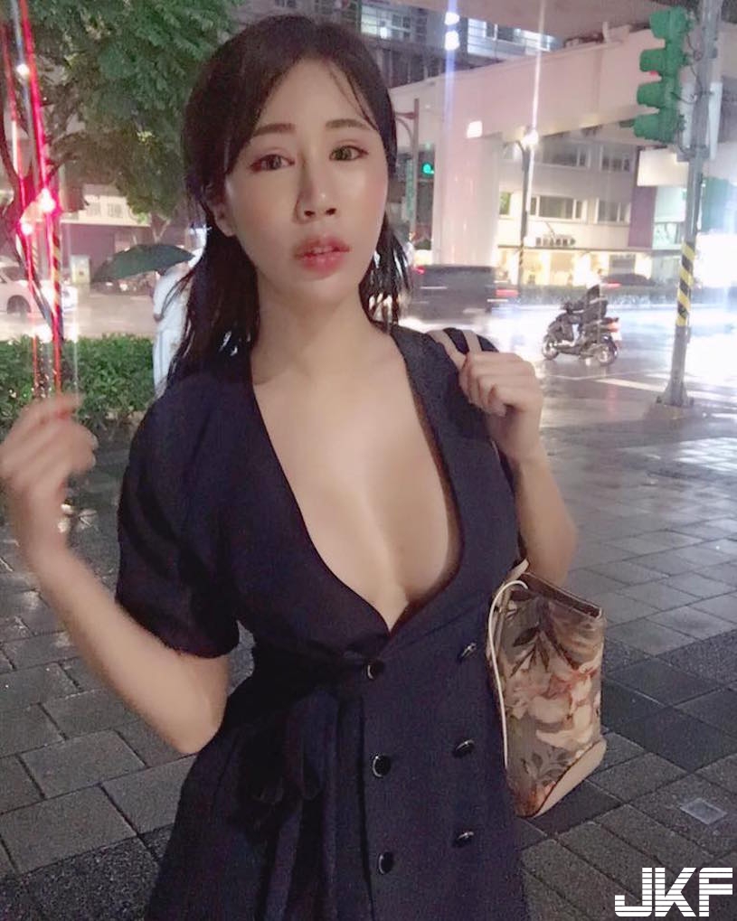 好猛！台北大賣場「低胸大奶妹」爆乳視角太猖狂！超邪惡「銷魂畫面」客人會噴鼻血…