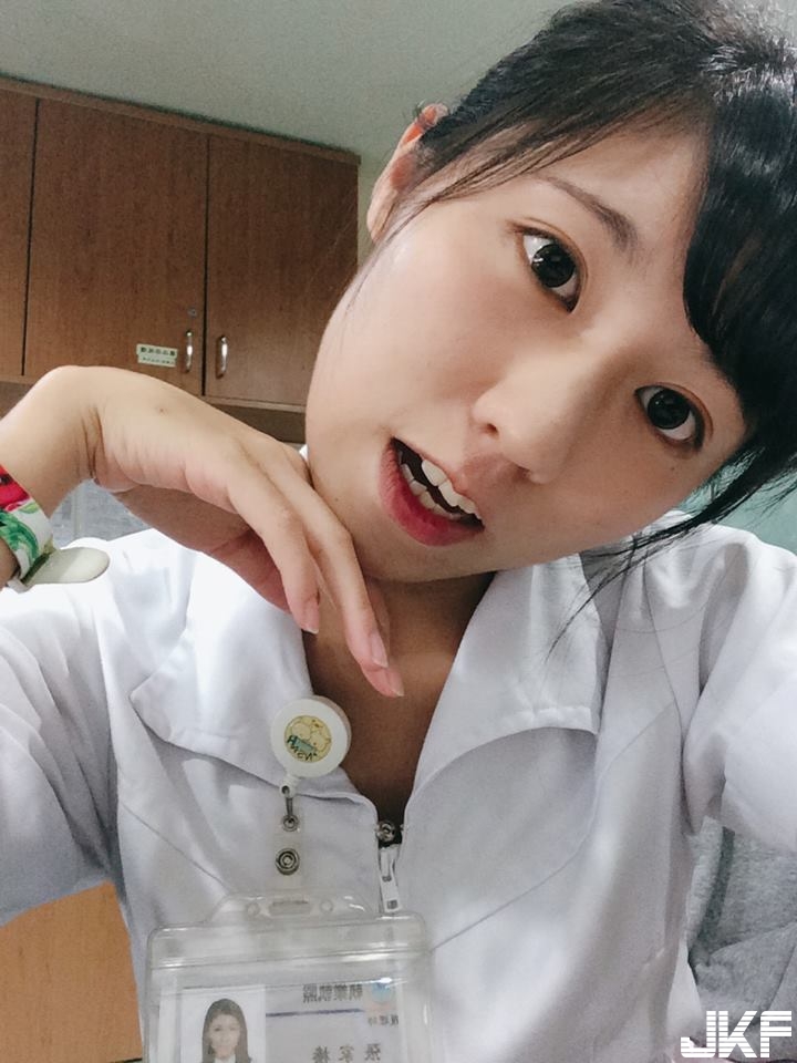 人生就是不停戀愛！「陽光系小護士」性感胴體與甜美微笑，讓人一秒戀愛！