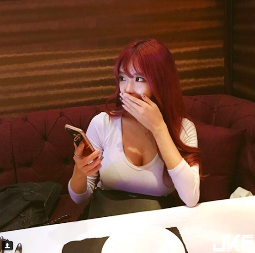 好巨大！餐廳巧遇「白皙爆乳妹」衣服都快撐破了！超害羞「透視畫面」真的好邪惡喔…