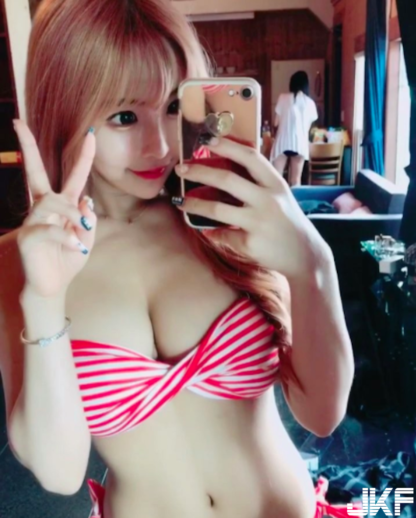 好巨大！餐廳巧遇「白皙爆乳妹」衣服都快撐破了！超害羞「透視畫面」真的好邪惡喔…