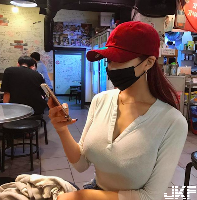 好巨大！餐廳巧遇「白皙爆乳妹」衣服都快撐破了！超害羞「透視畫面」真的好邪惡喔…
